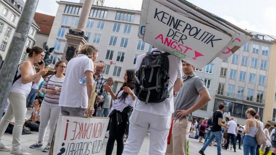 Hàng ngàn người Đức biểu tình chống phong toả, nguy cơ Covid-19 tăng cao