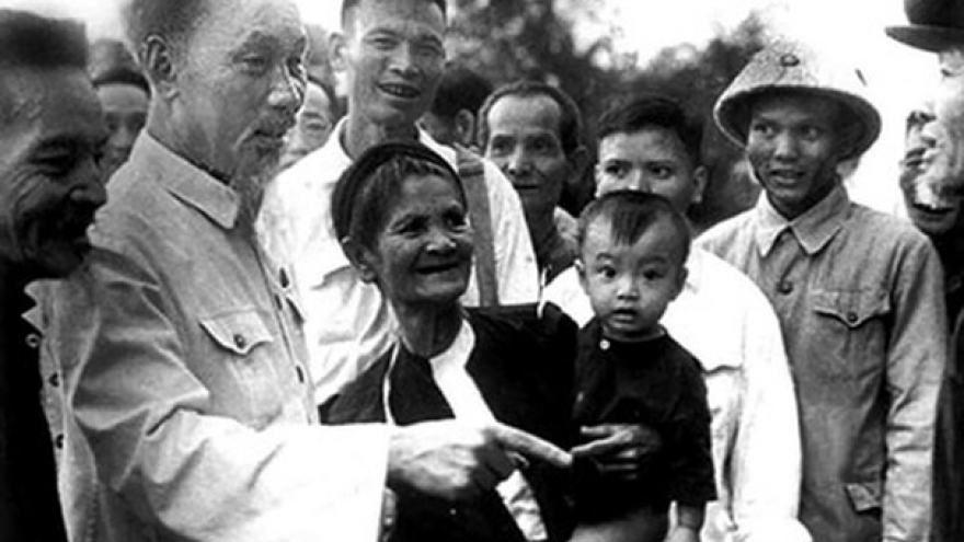 “Lần cuối Bác về thăm quê, tôi đứng lặng nhìn Người mừng mừng tủi tủi”