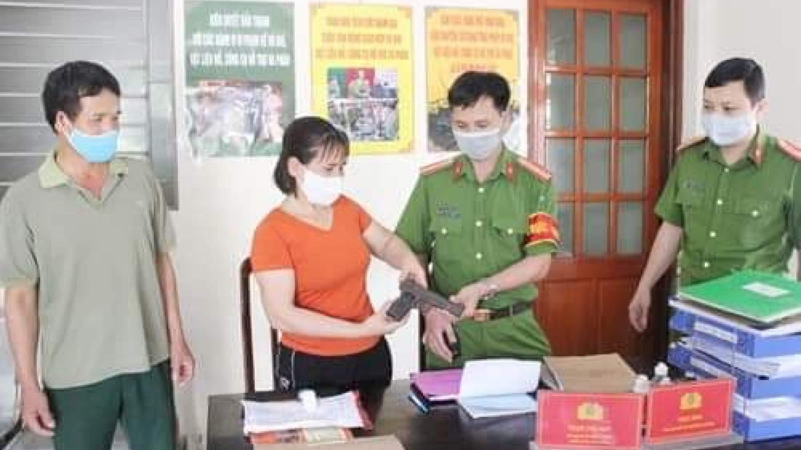Công an Hà Nội thu hồi trong dân 29 quả lựu đạn, 33 súng tự chế