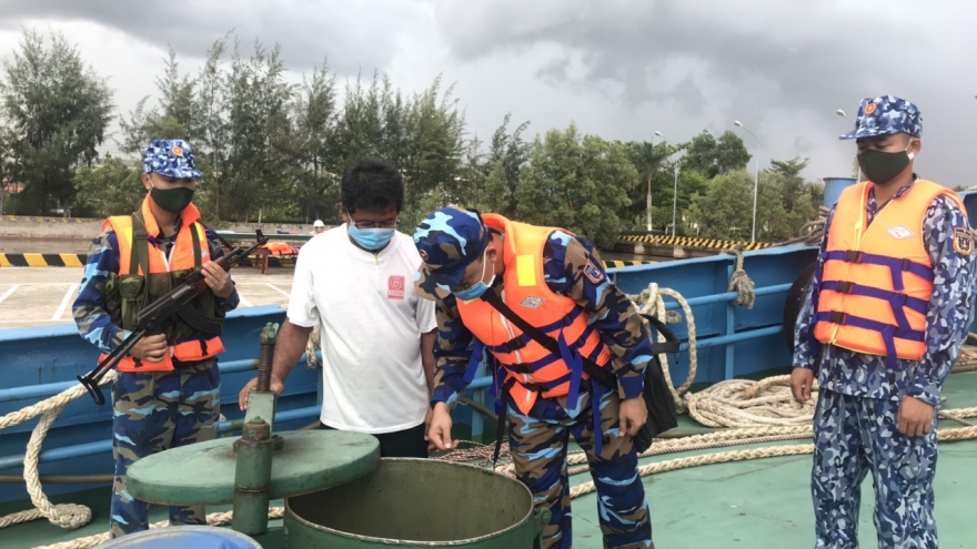 Cảnh sát biển tạm giữ tàu nước ngoài chở 150.000 lít dầu
