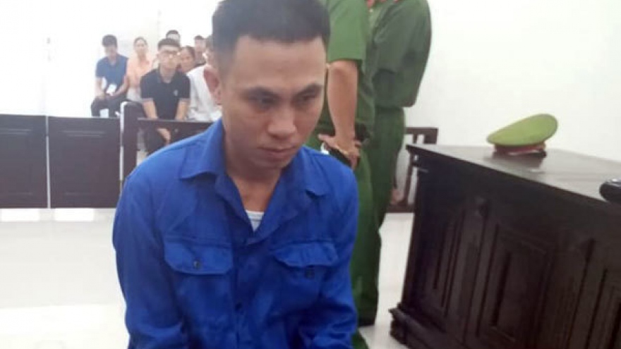 Người đàn ông đang thái thịt, cầm dao giết chết hàng xóm