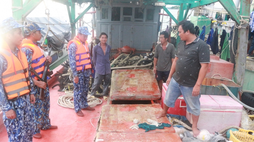 Tạm giữ 2 tàu cá mua bán, vận chuyển hơn 25 ngàn lít dầu trái phép​