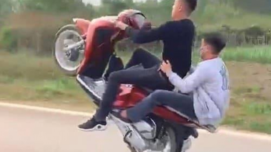 Bốc đầu xe khoe lên mạng “câu like”, bị công an triệu tập