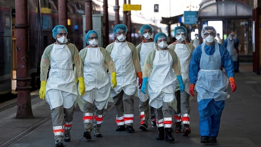 Người dân Pháp vui mừng thận trọng khi Pháp dỡ bỏ gần hết hạn chế