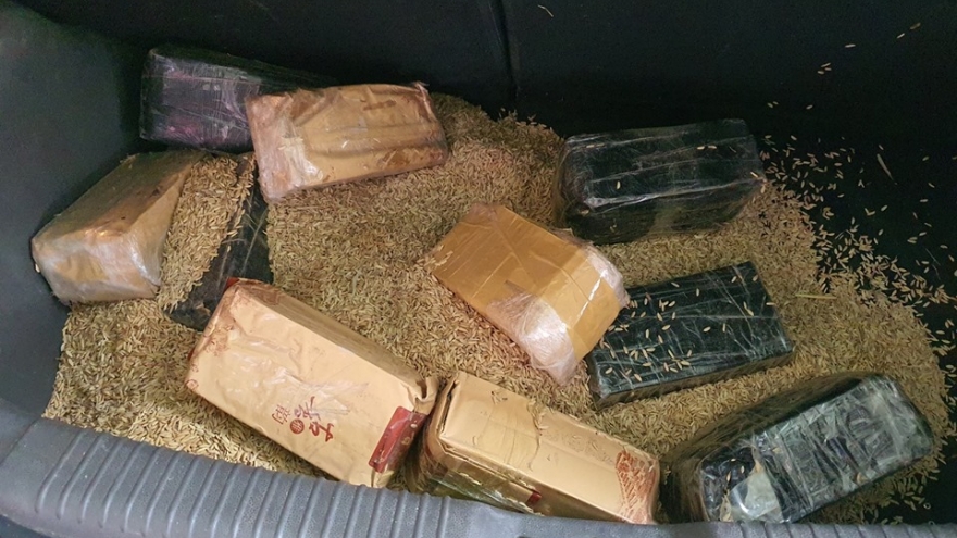 Trộn gần 10kg ma túy trong vỏ trấu để qua mắt lực lượng chức năng