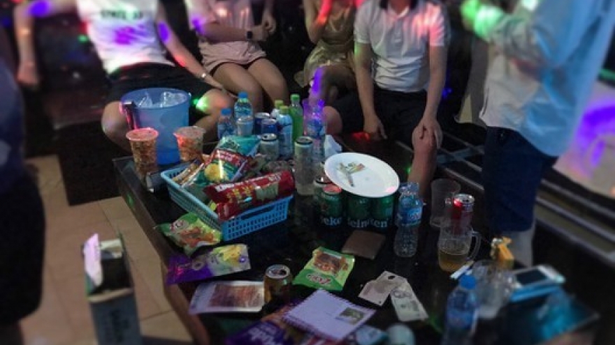 Kiểm tra phòng VIP, phát hiện 7 nam nữ đang “phê” ma túy