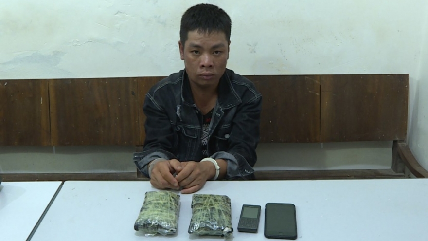 ​Vận chuyển 2 bánh heroin để lấy 5 triệu đồng