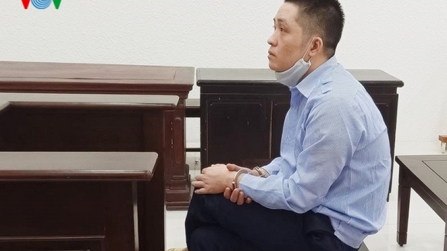 Tên trộm ăn cơm, tắm rửa trong nhà nạn nhân trước khi lấy ô tô