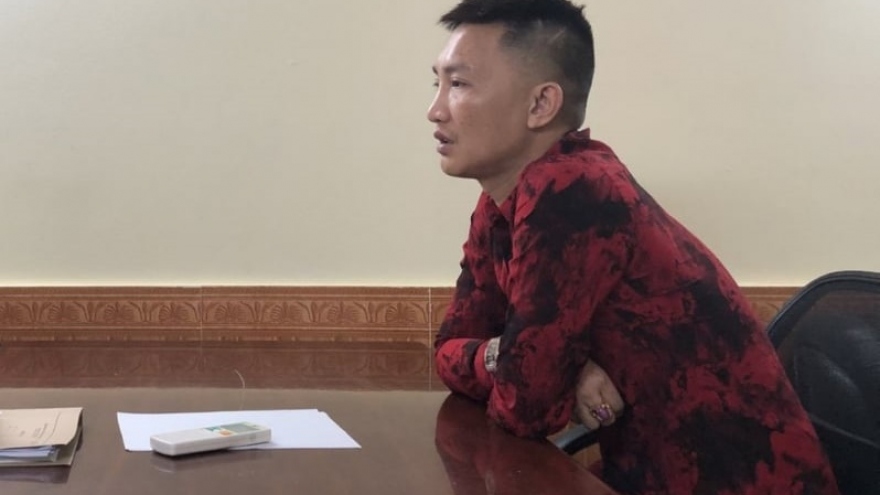 Huấn “hoa hồng” khai “bán sách để nuôi gia đình”