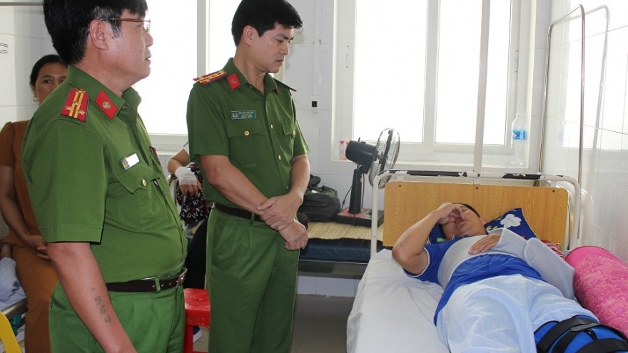 Nam thanh niên không đội mũ bảo hiểm, phóng xe tông bị thương CSGT