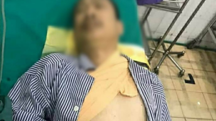 Thiếu niên cầm dao chém bố đẻ rồi đóng cửa cố thủ trong nhà