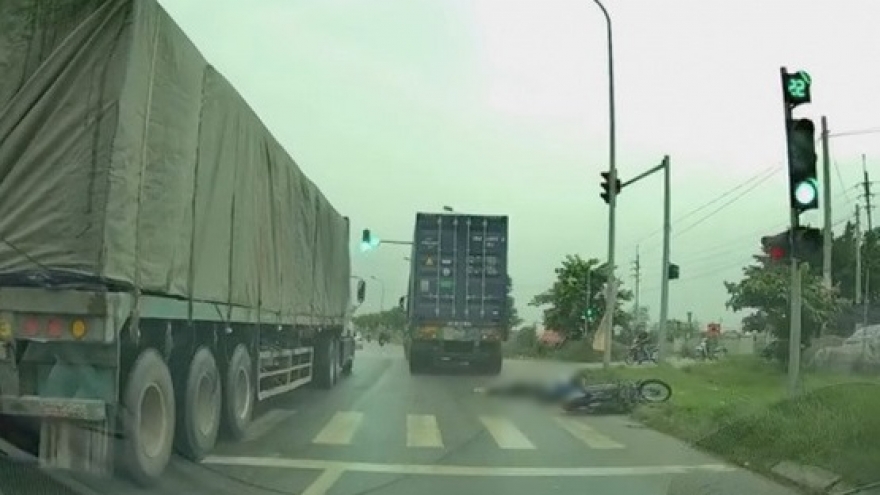 Bắt tạm giam tài xế container gây tai nạn làm chết cô gái trẻ ở Hà Nội