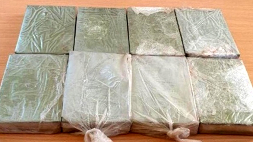 Công an Lai Châu bắt 2 đối tượng  vận chuyển 8 bánh heroin trên xe khách