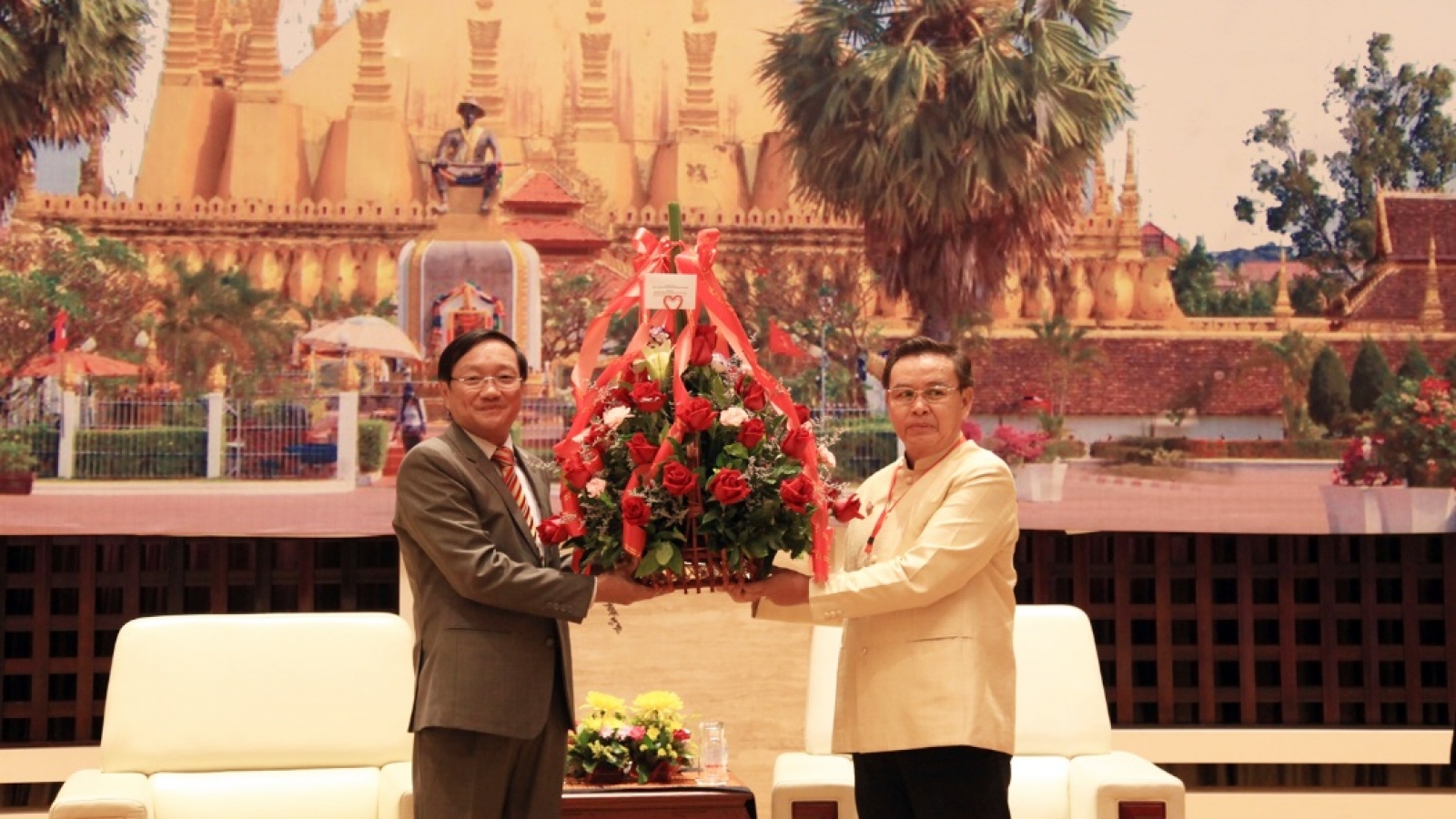 Việt Nam chúc mừng kỷ niệm 70 năm Mặt trận Lào xây dựng đất nước