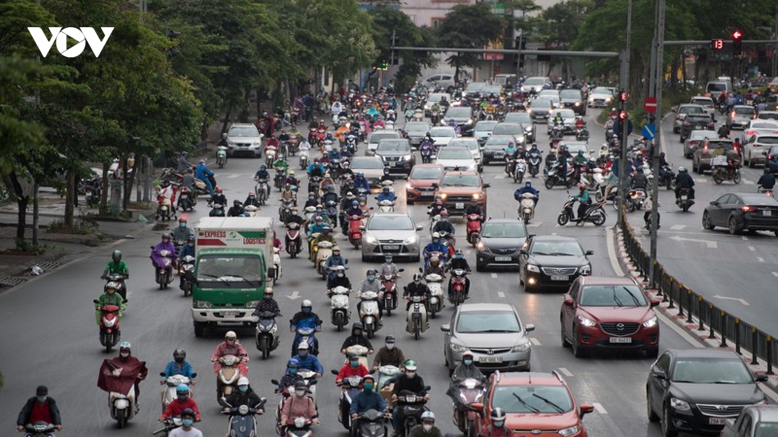 Đường phố Hà Nội đông đúc trong ngày đầu nới lỏng cách ly xã hội