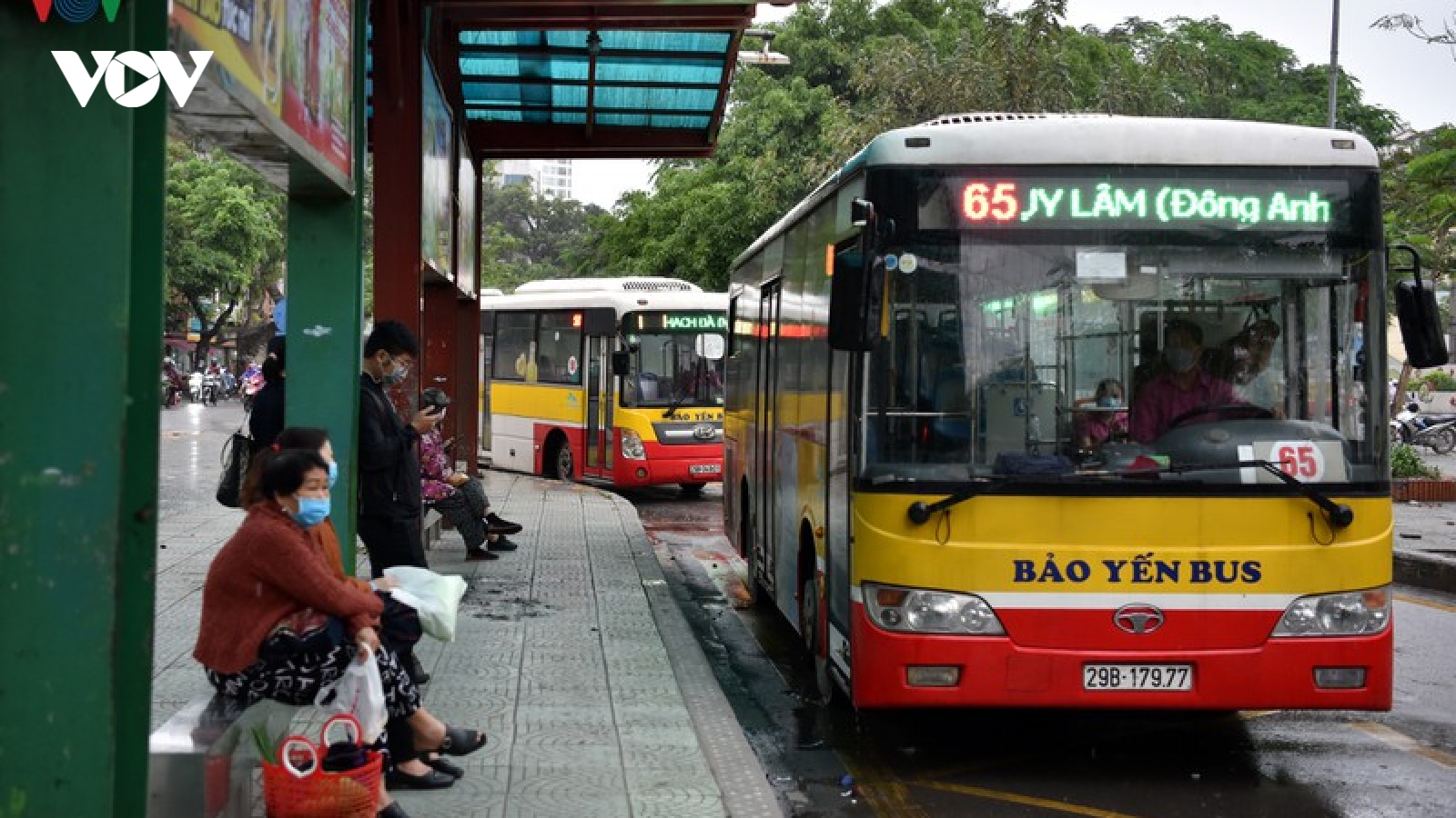 Ảnh: Xe buýt Hà Nội hoạt động trở lại, khách đi vẫn còn thưa vắng