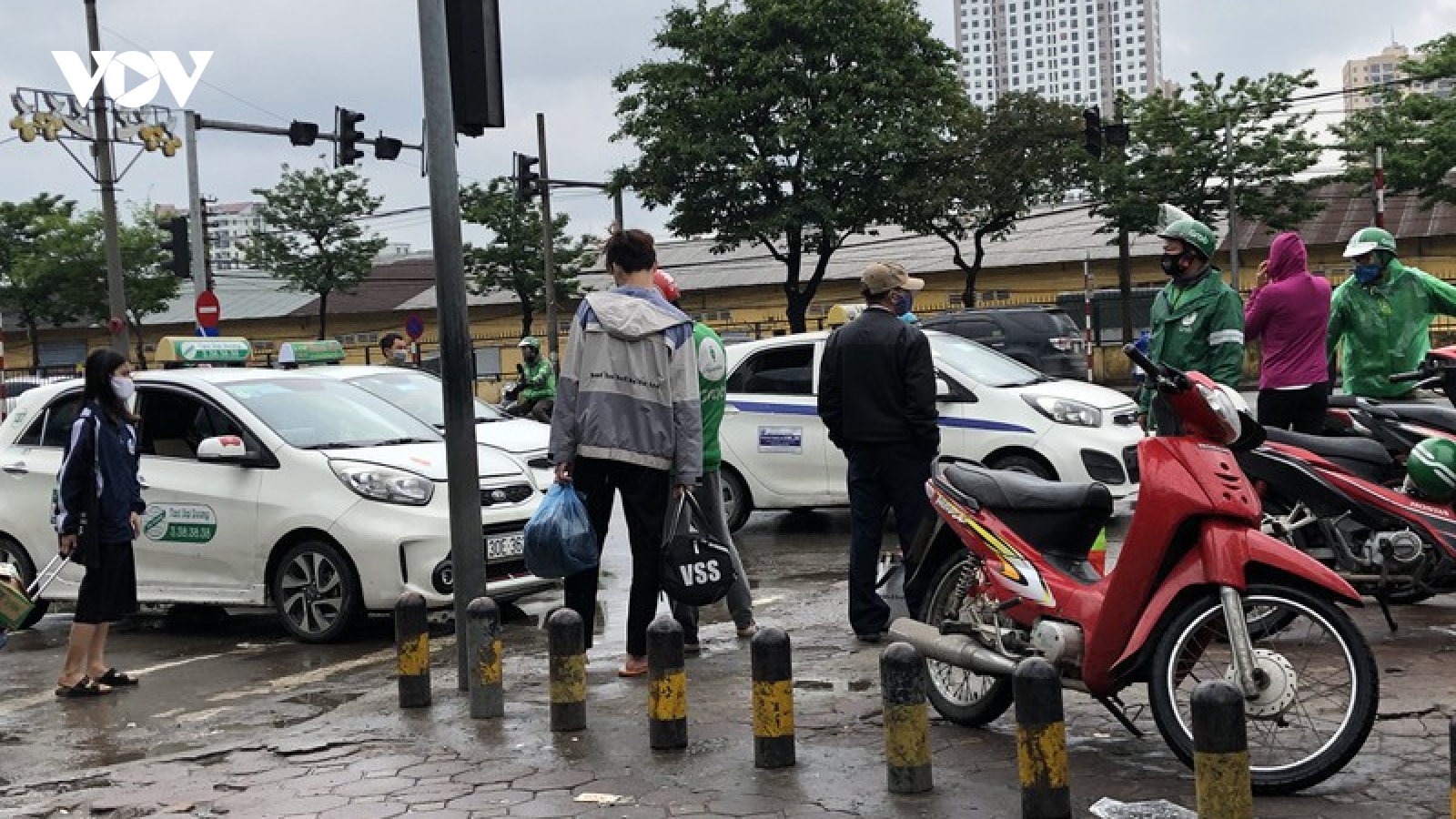 Xe ôm, taxi công nghệ tất bật trở lại sau nới lỏng cách ly xã hội