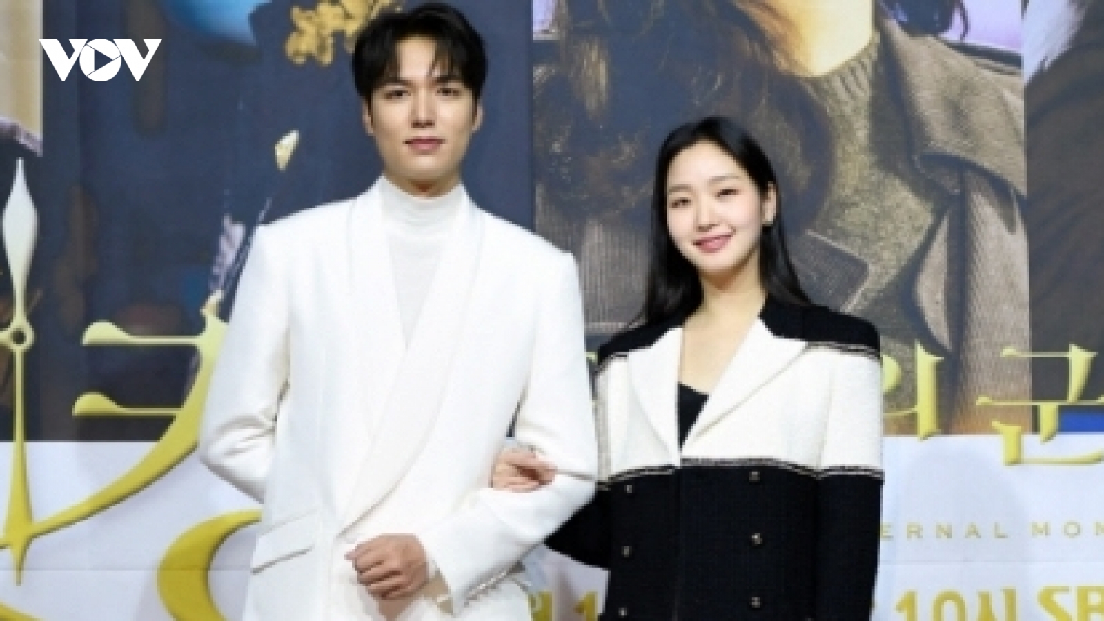 Lee Min Ho và “tình mới” Kim Go Eun diện đồ đôi, sánh bước tại sự kiện