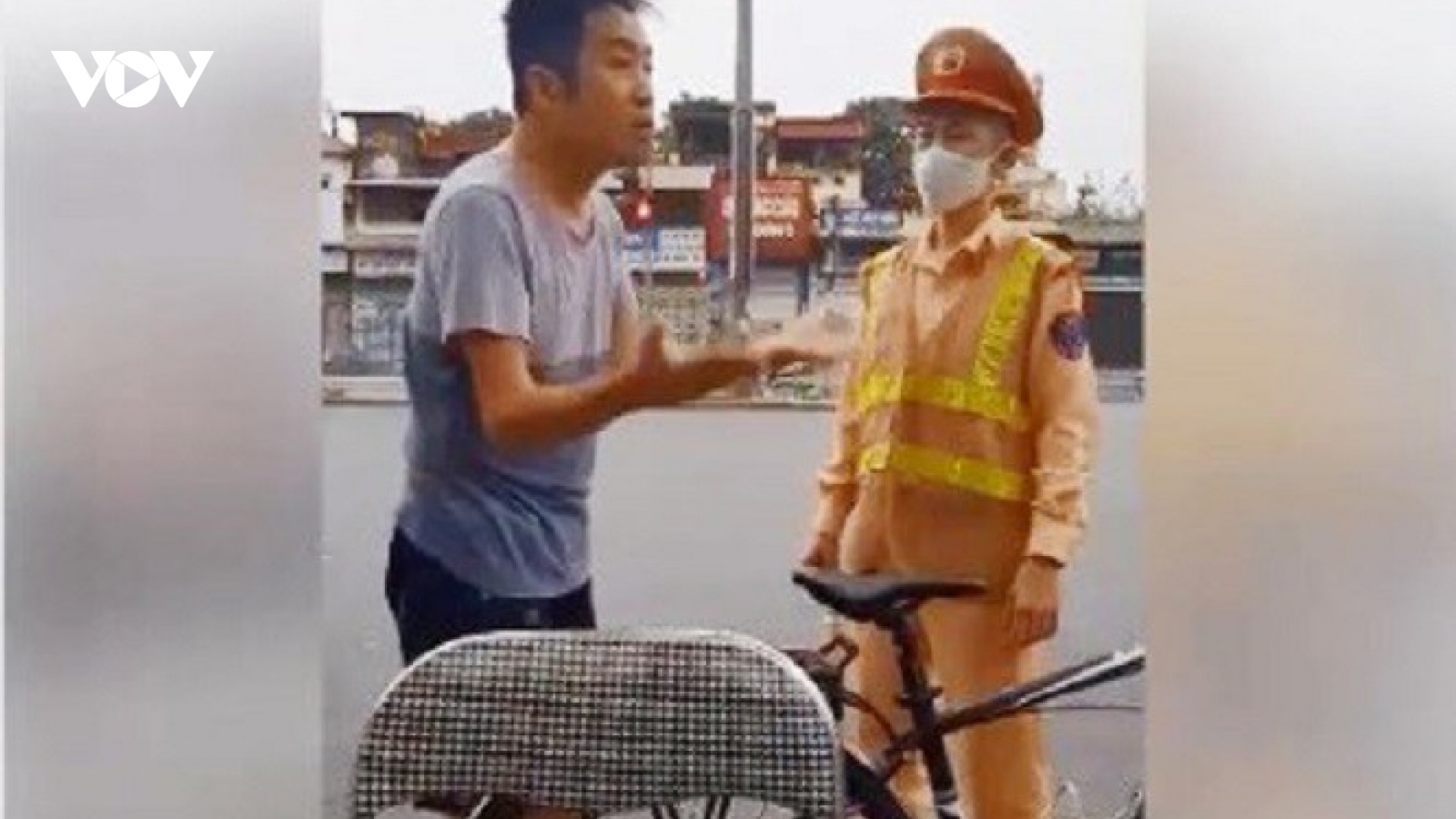 Bệnh viện nơi bác sĩ đi xe đạp ra đường không đeo khẩu trang lên tiếng