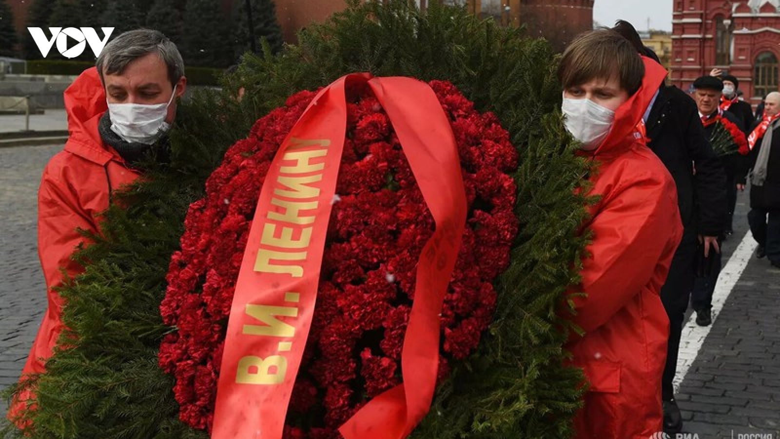 Đặt hoa tại Lăng Lê-nin ở Moscow nhân kỷ niệm 150 ngày sinh của Người