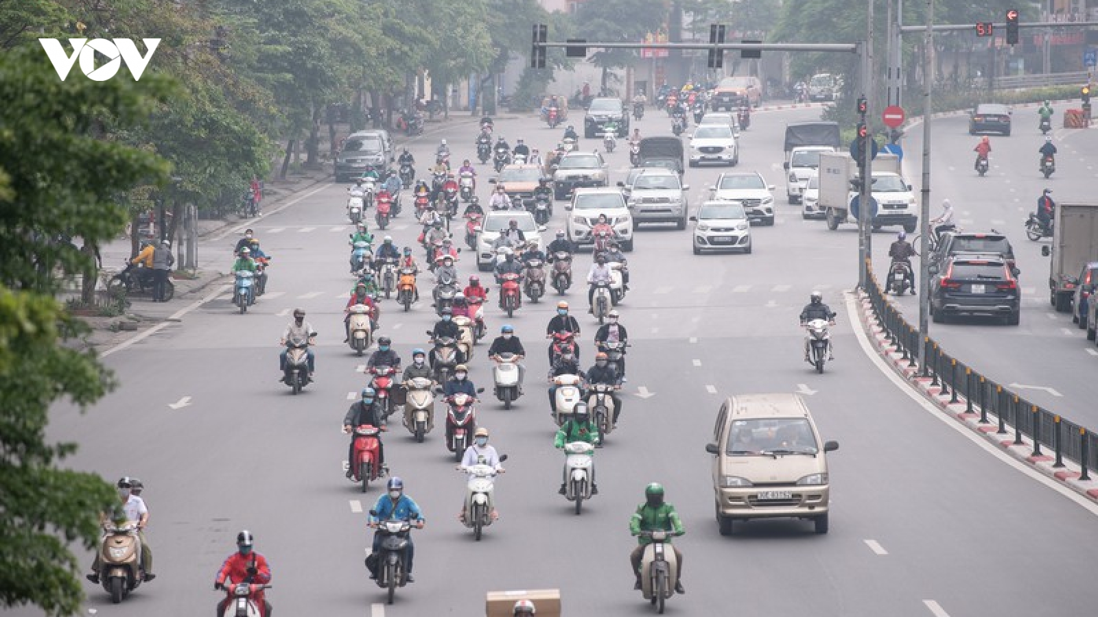 Hà Nội tiếp tục cách ly xã hội, người ra đường vẫn còn đông