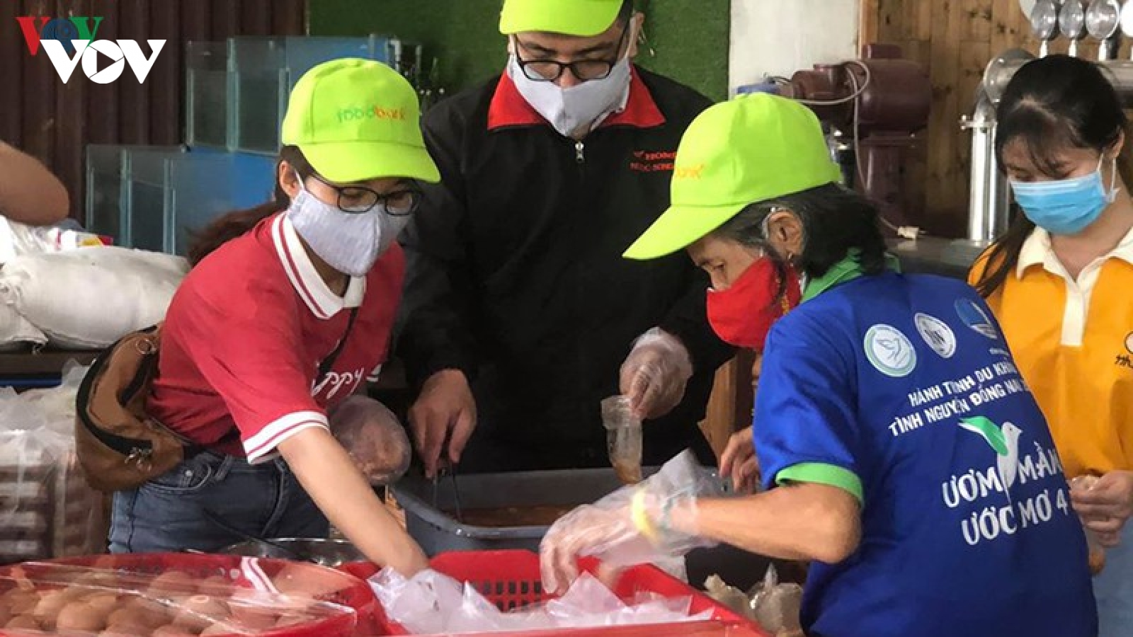 “Quán cơm dã chiến” ấm lòng người nghèo trong đại dịch