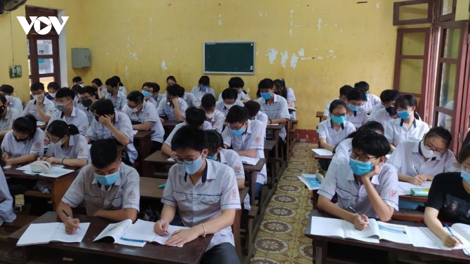 Sáng nay, học sinh 30 tỉnh thành đi học lại sau nghỉ tránh dịch Covid-19