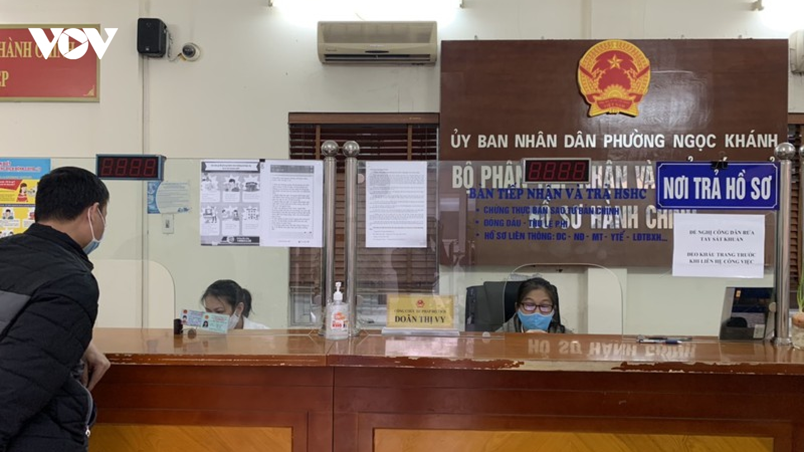 Sau lệnh nới lỏng cách ly xã hội, cơ quan công quyền Hà Nội đi làm ra sao?