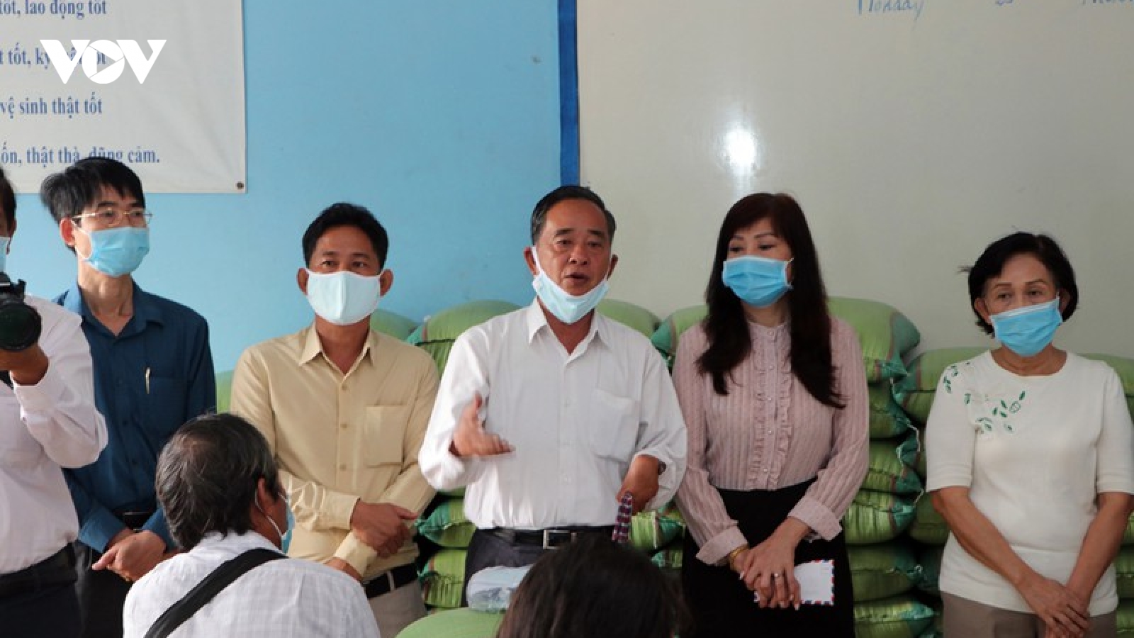 Trao 100 phần quà giúp người gốc Việt tại Campuchia trong mùa dịch Covid-19