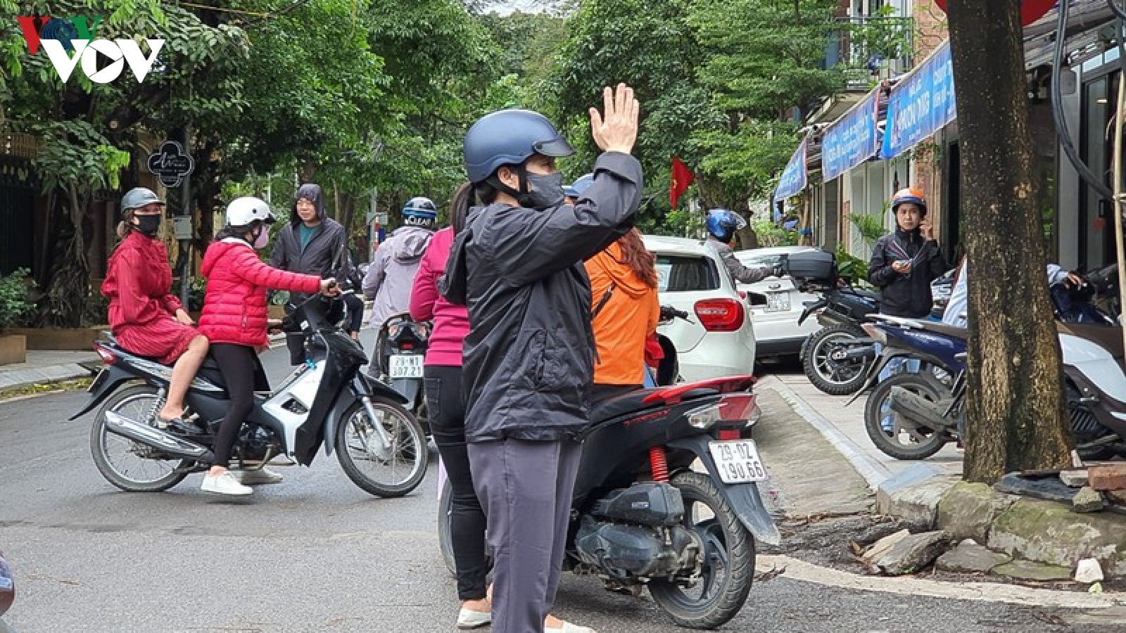 Nhiều người đi lễ Phủ Tây Hồ trong ngày đầu nới lỏng cách ly xã hội