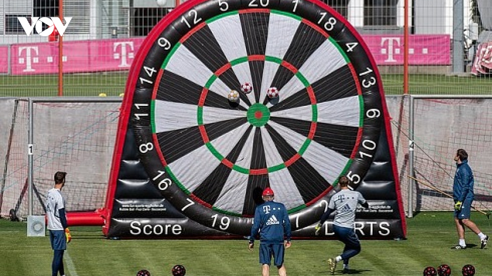 Bayern Munich thực hiện bài tập "cực dị" khi giãn cách xã hội