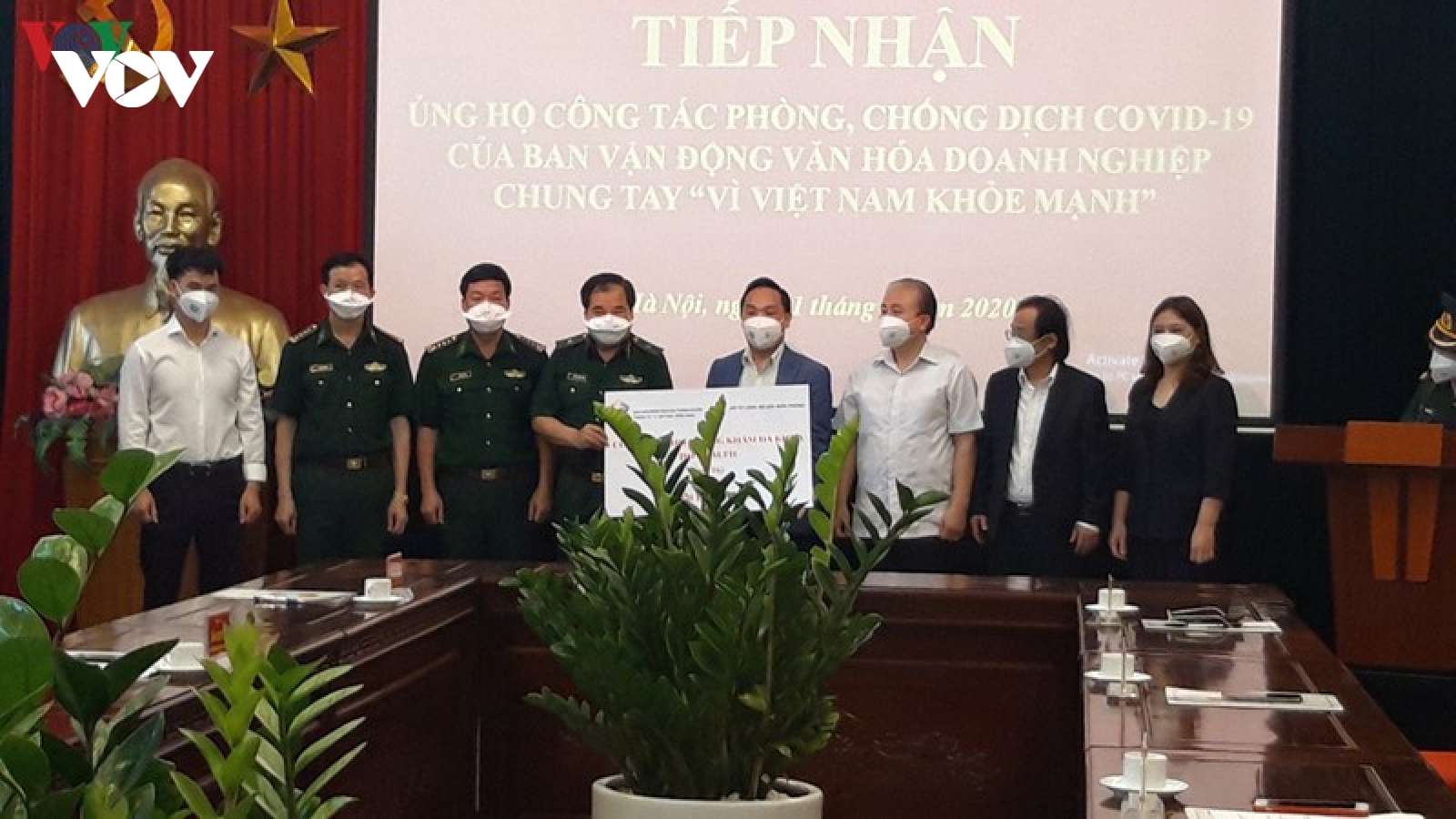Trao tặng vật tư, trang thiết bị y tế chống dịch cho Bộ đội Biên phòng