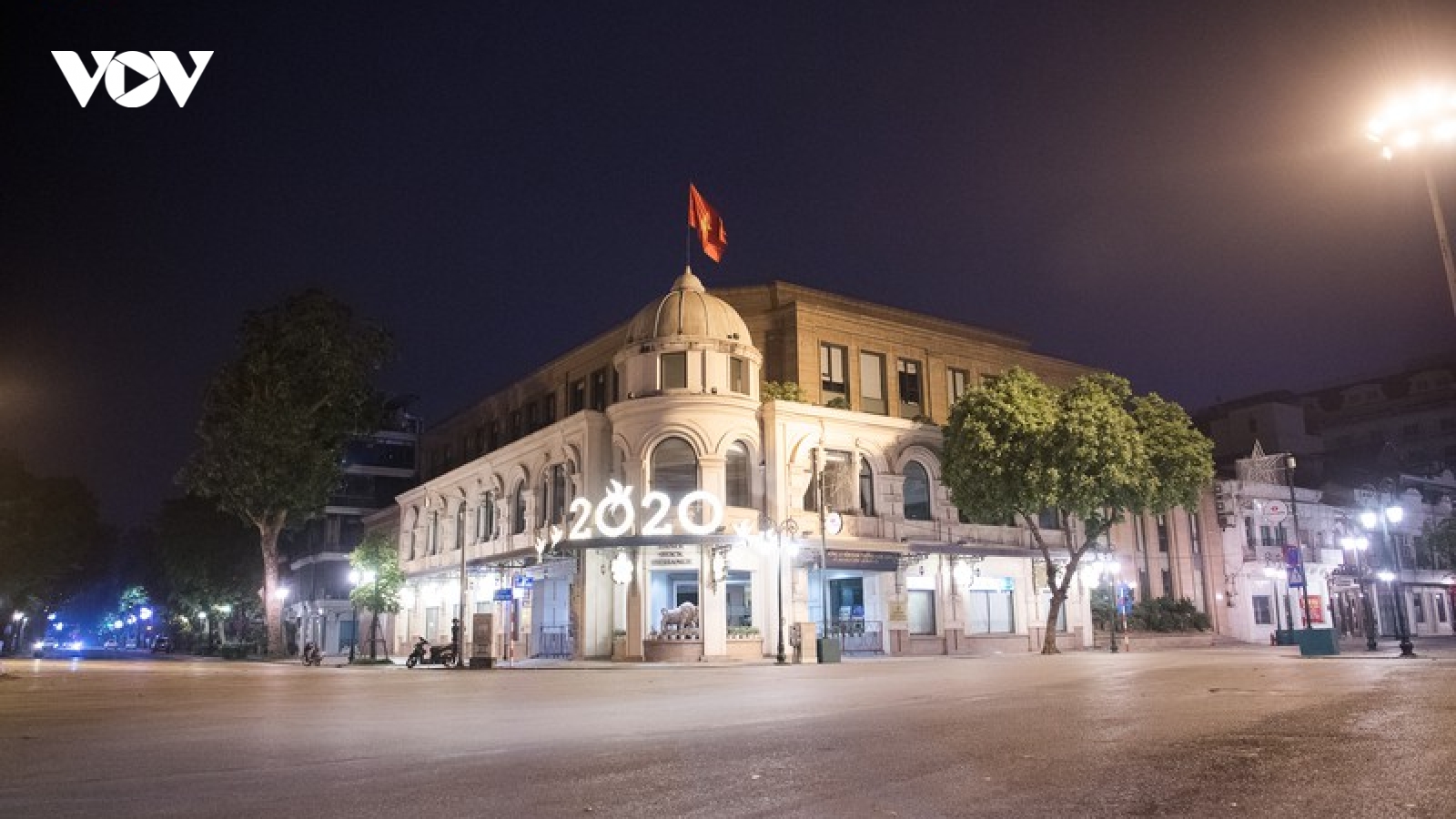 Hà Nội tĩnh lặng trong tối trước khi nới lỏng giãn cách xã hội