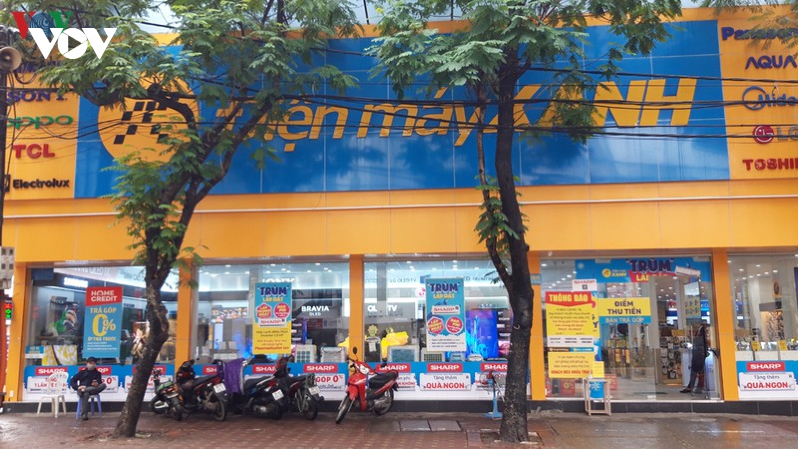 Các cửa hàng kinh doanh tại Hà Nội “thức giấc” sau một giấc “ngủ đông”