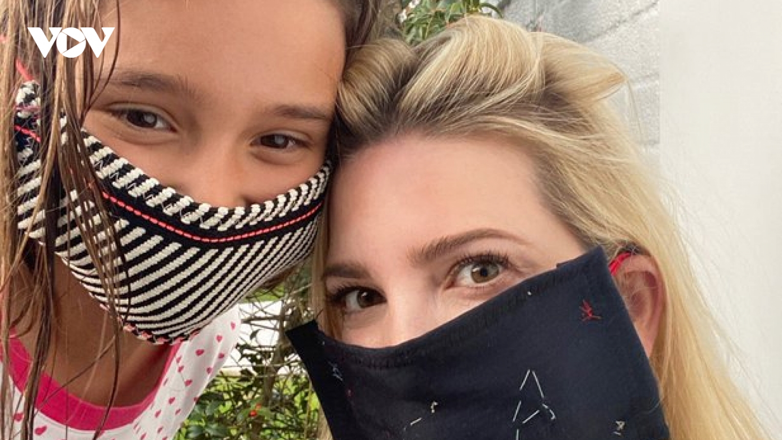 Ivanka Trump tự làm khẩu trang, khuyến khích nên đeo khi đến nơi công cộng