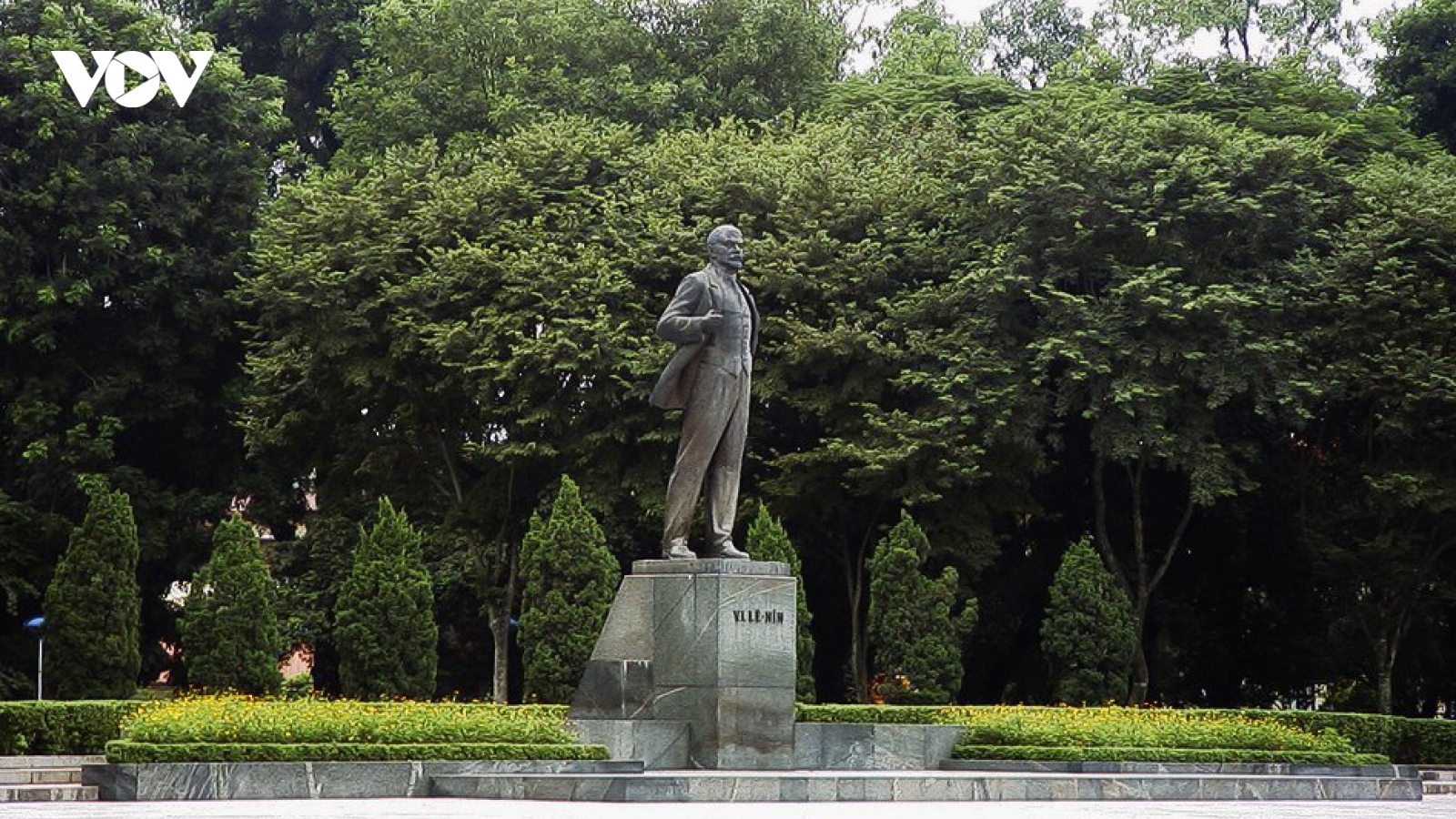 Ông Võ Văn Thưởng dâng hoa kỷ niệm 150 năm Ngày sinh V.I.Lênin