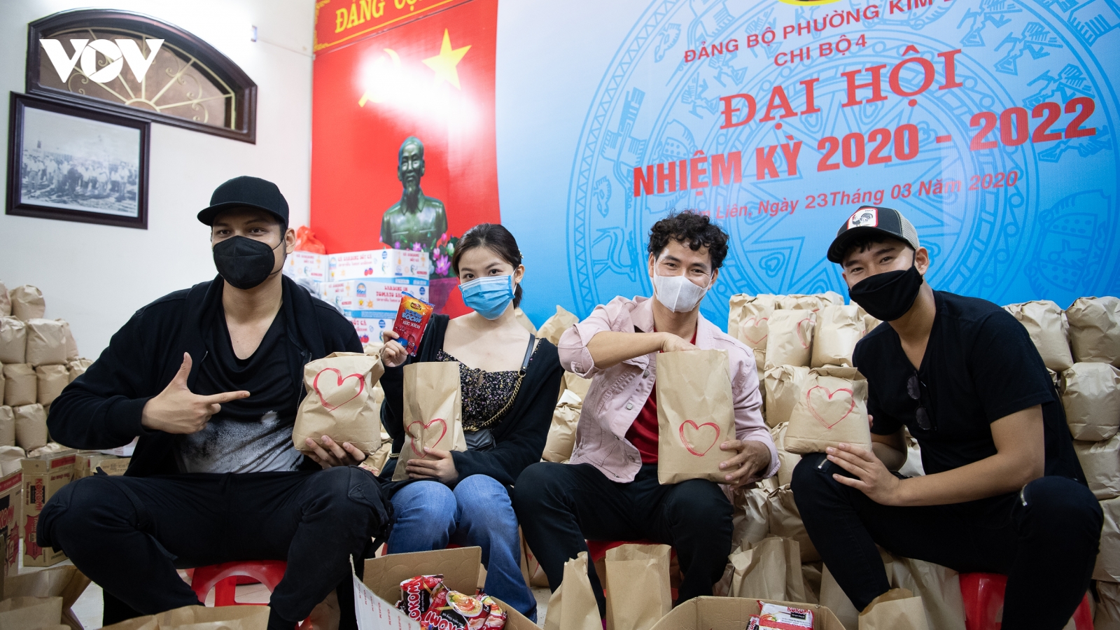Xuân Bắc, Tự Long kêu gọi ủng hộ thực phẩm cho người nghèo Hà Nội