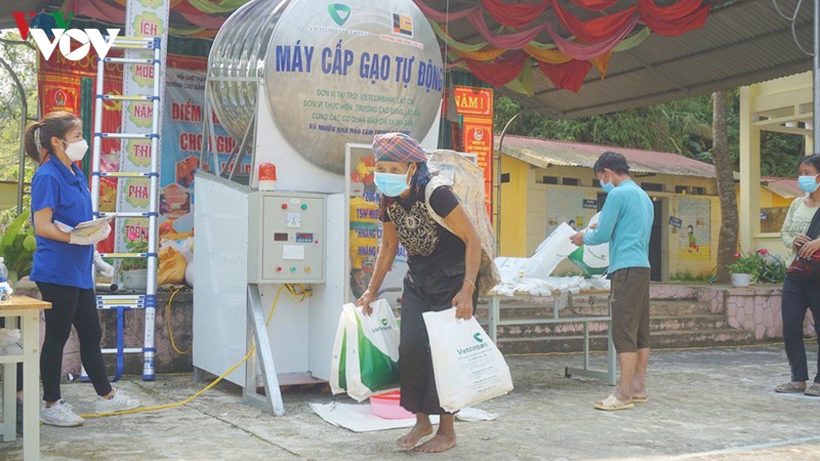 Ảnh: Hàng trăm đồng bào thiểu số nghèo ở Sa Pa nhận gạo từ "ATM gạo"