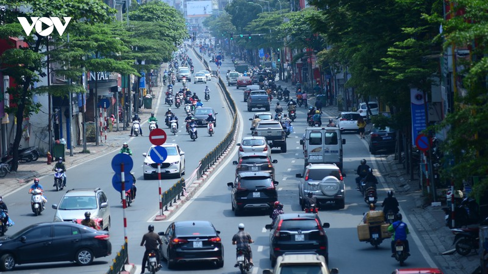Đường phố Hà Nội đông nghịt người trong ngày thứ 15 cách ly xã hội