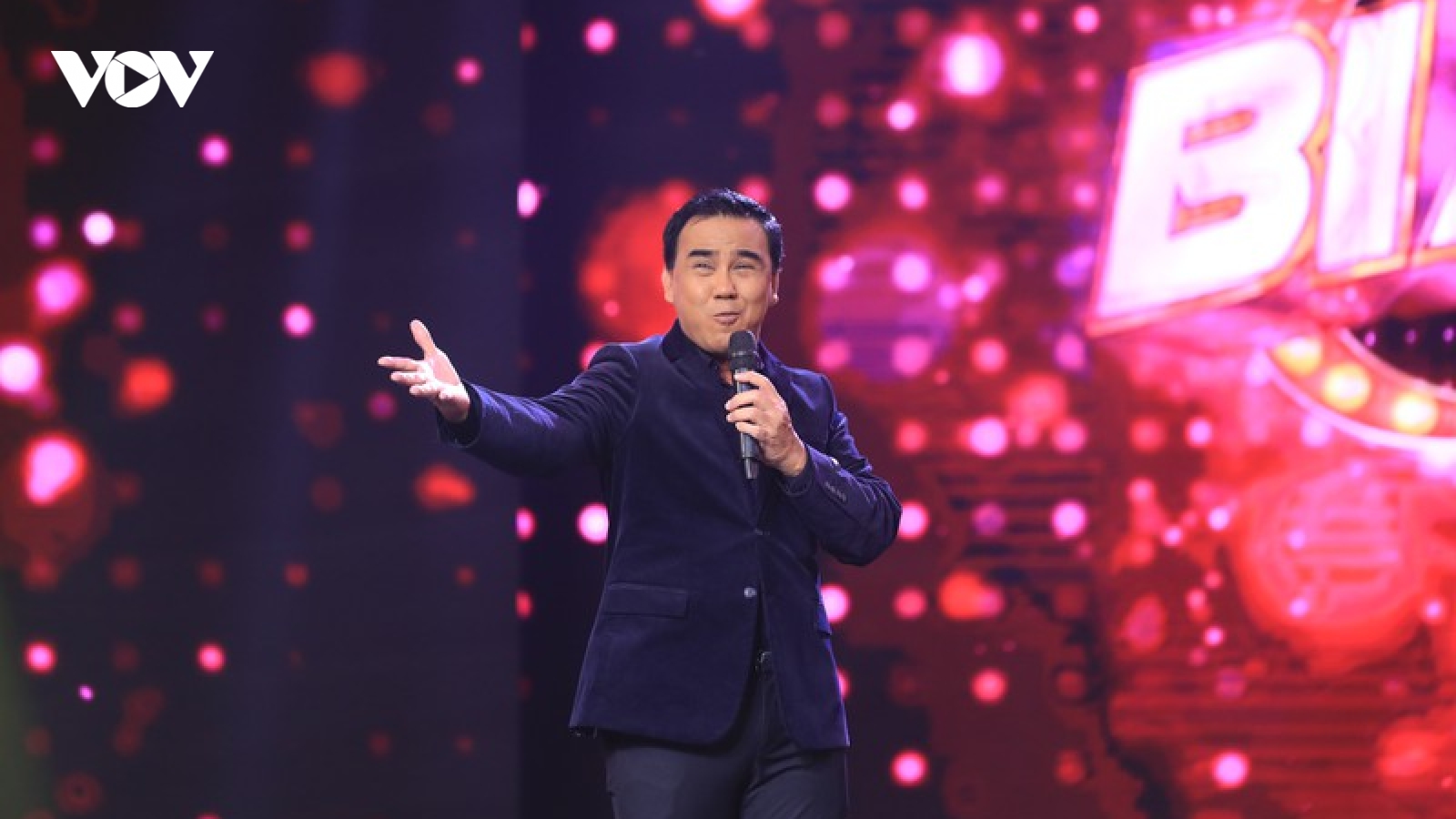 MC Quyền Linh “bật nhảy” và bất ngờ té ngã trên sóng truyền hình