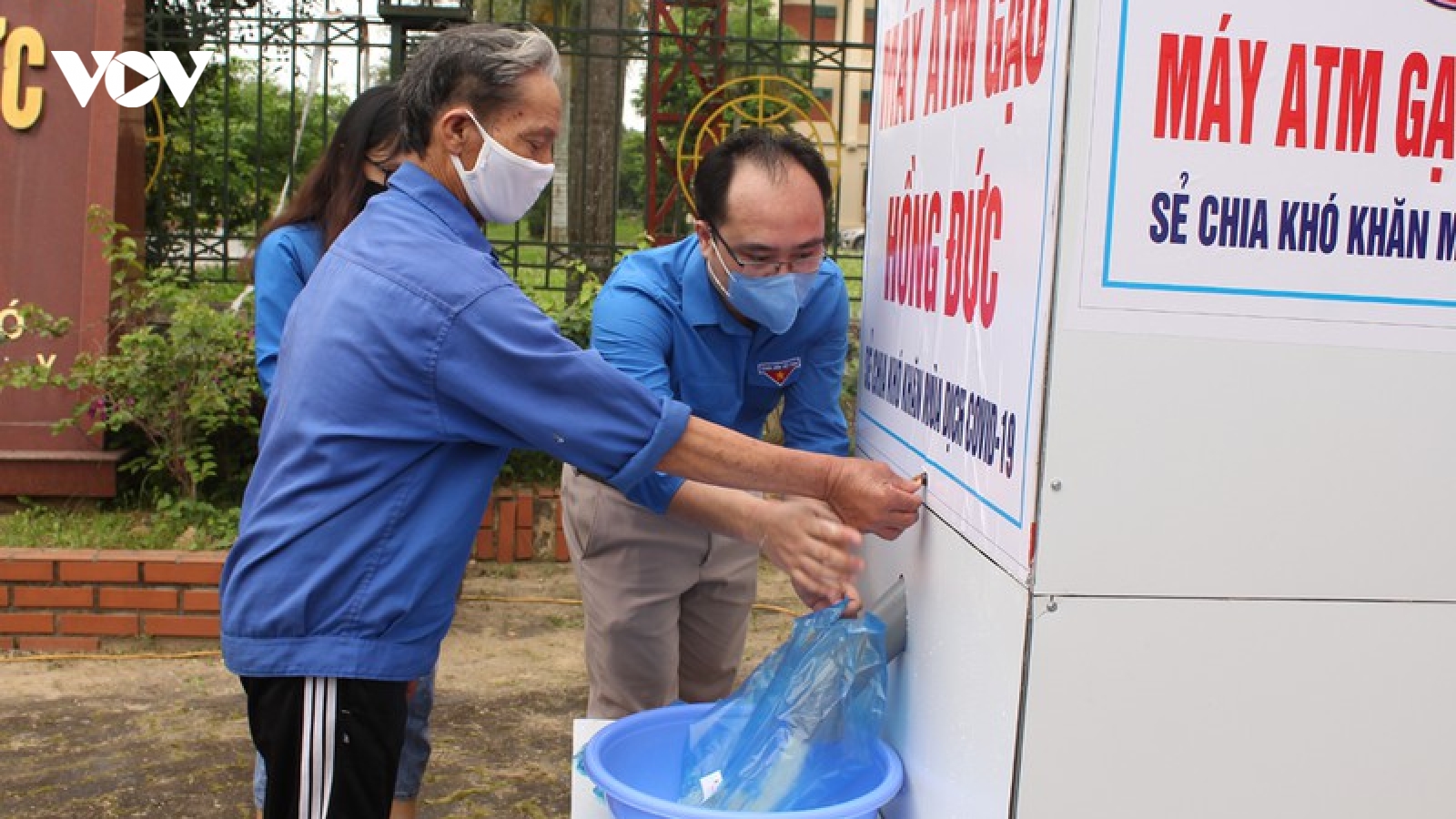 Cây "ATM" gạo đầu tiên đi vào hoạt động tại Thanh Hóa