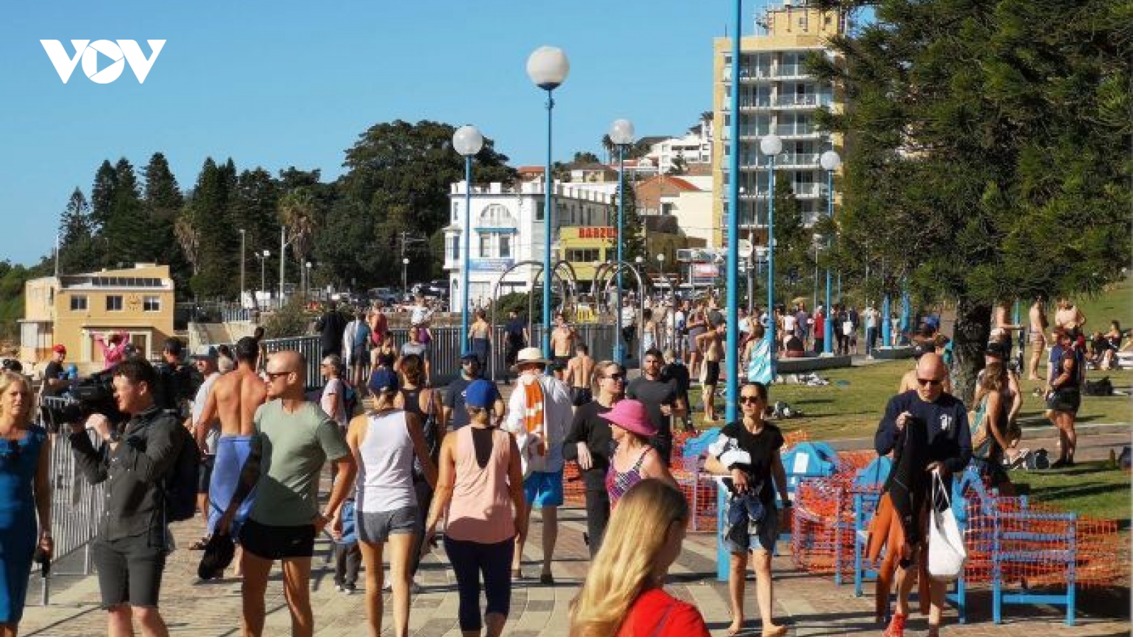 Một số bãi biển ở Australia bắt đầu đông người khiến chính quyền lo ngại