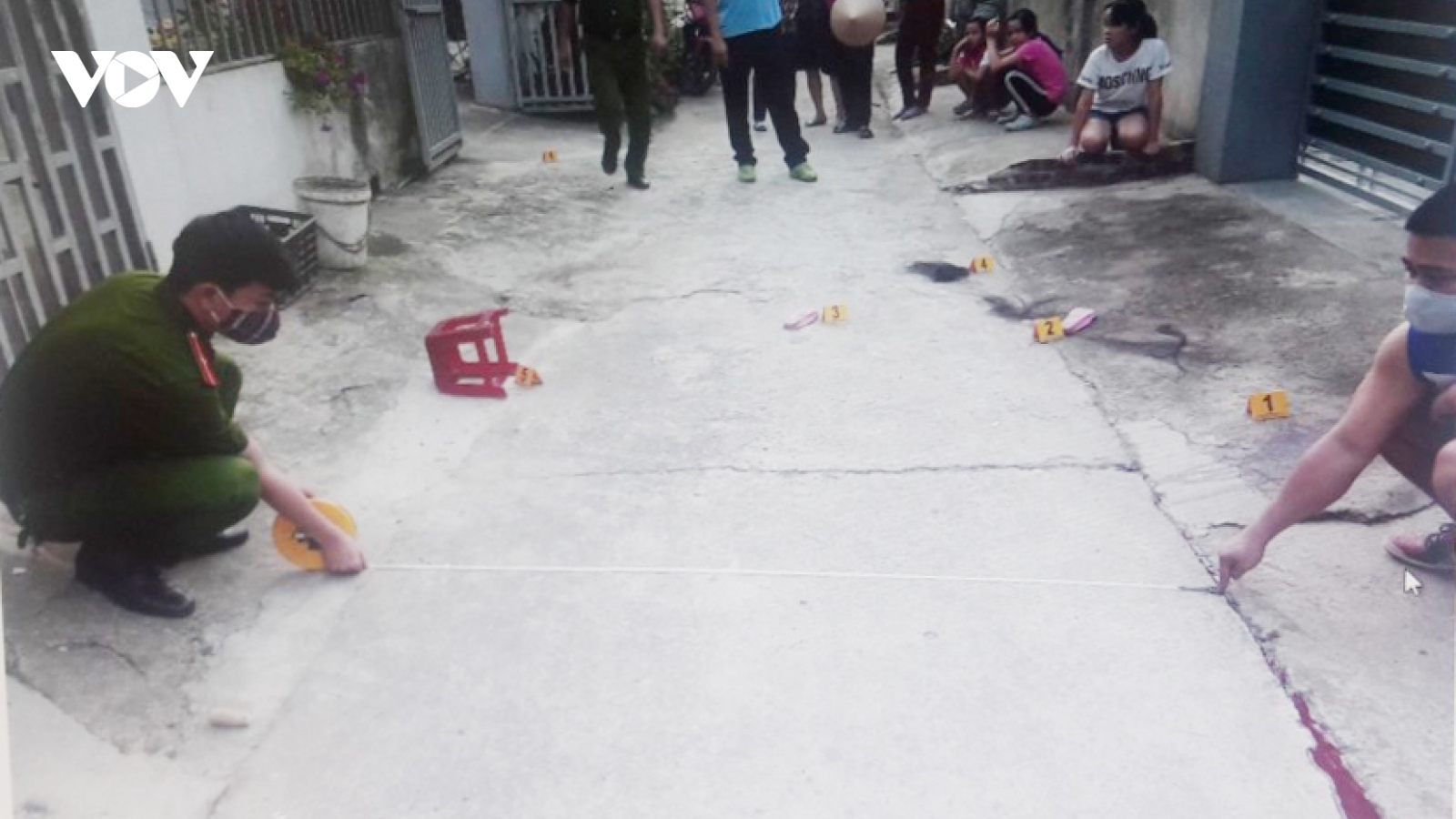 Chém bố và con riêng của vợ trọng thương
