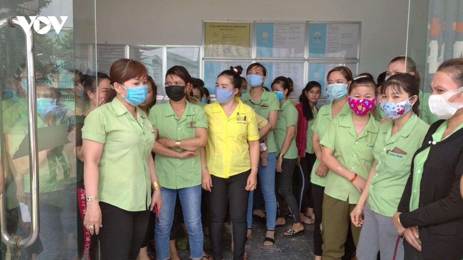 Gần 600 công nhân ngừng việc vì bị chấm dứt hợp đồng lao động