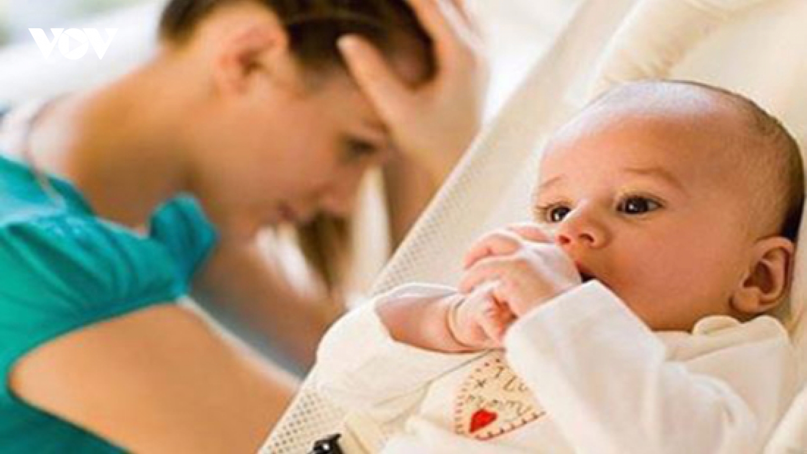 Nàng dâu và mẹ chồng bất đồng vì chuyện “hôn hít” con trẻ