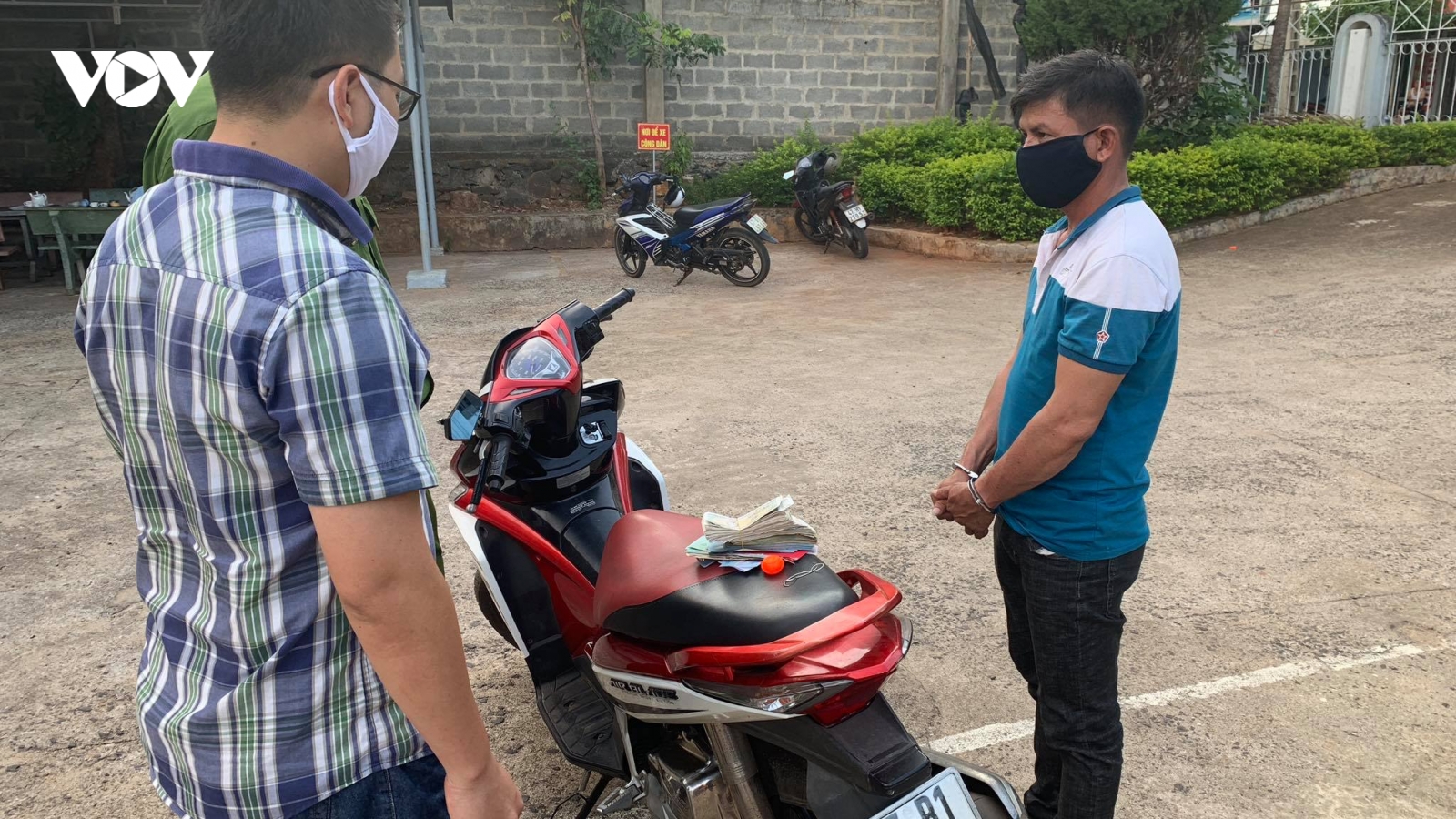 	Bắt đối tượng chuyên cạy cốp xe máy trộm cắp tài sản