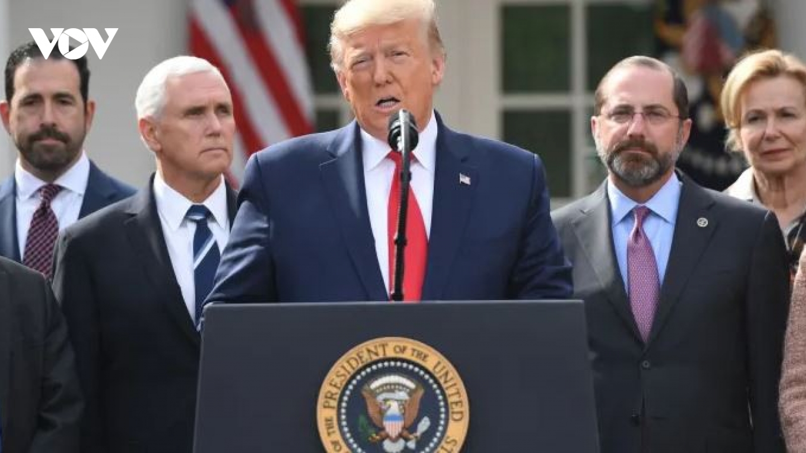 Trump đề xuất tiêm chất khử trùng chữa Covid-19, chuyên gia y tế can ngăn 