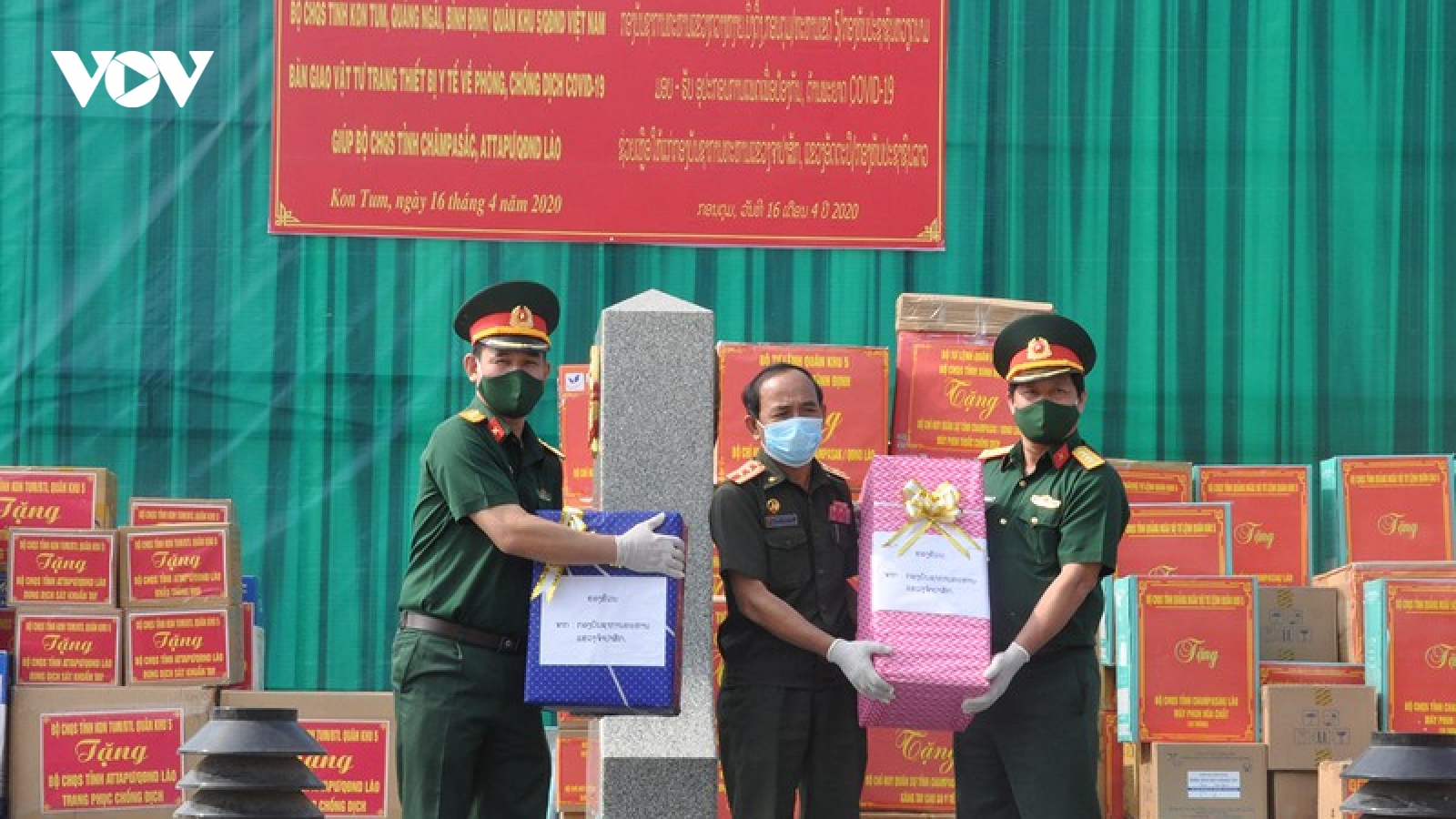 Một số tỉnh của Việt Nam hỗ trợ Lào vật tư y tế phòng chống dịch Covid-19