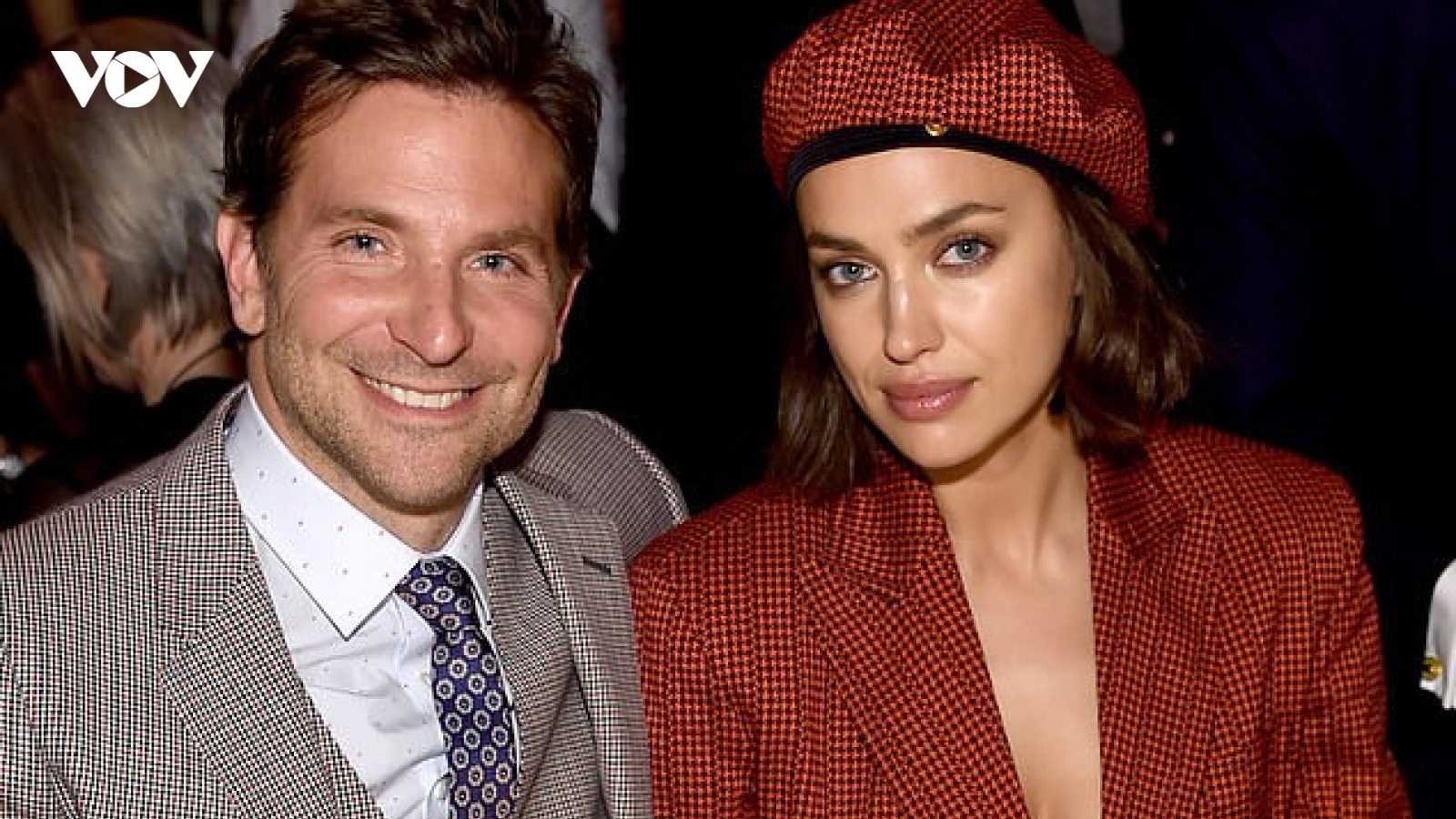 Irina Shayk dùng khăn che miệng kín đáo khi ra phố giữa dịch Covid-19