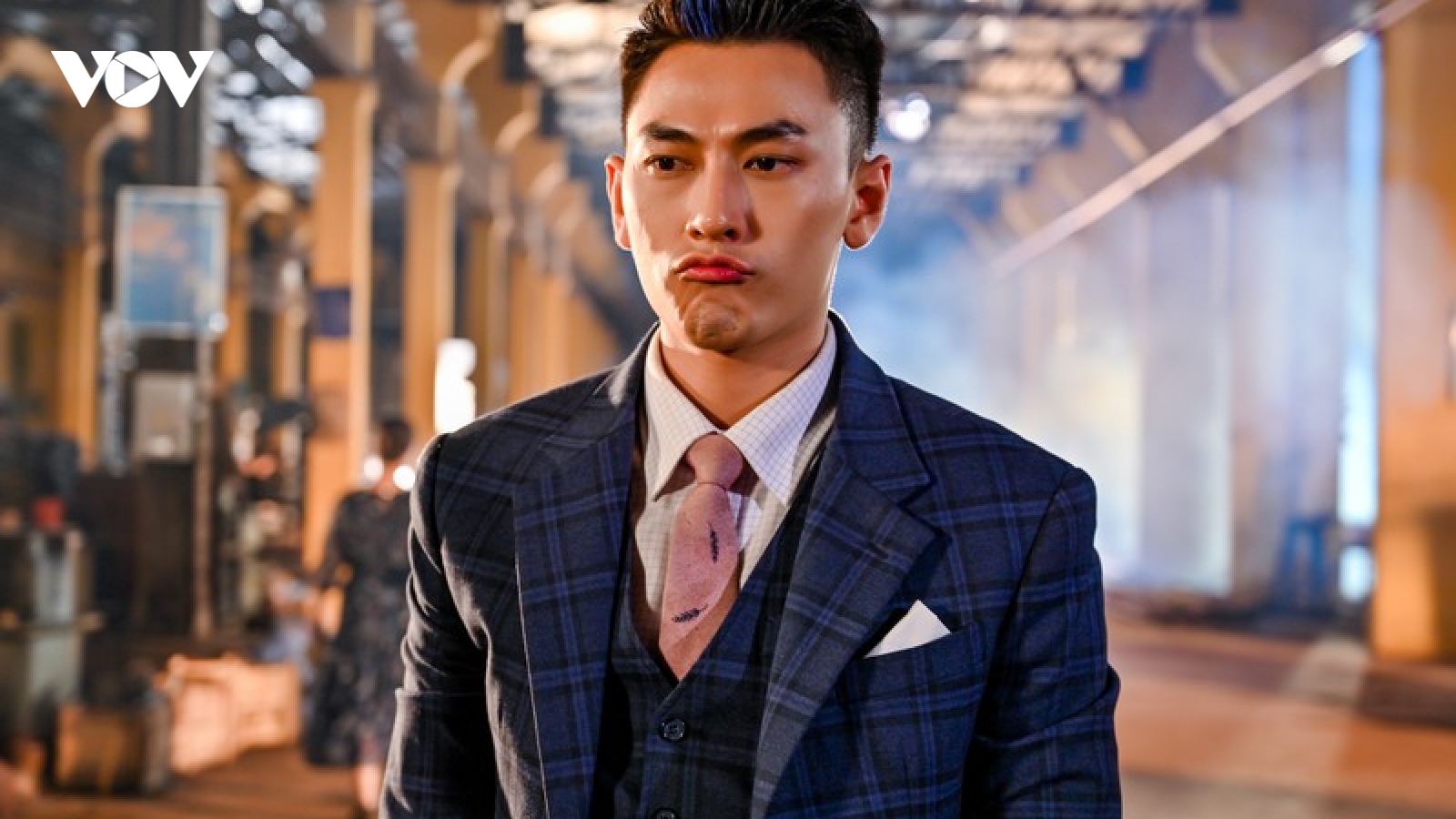 Isaac “đốn tim” fan với loạt ảnh siêu đẹp trai ở hậu trường phim hành động